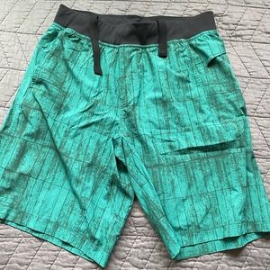 Lululemon workout shorts Men’s large